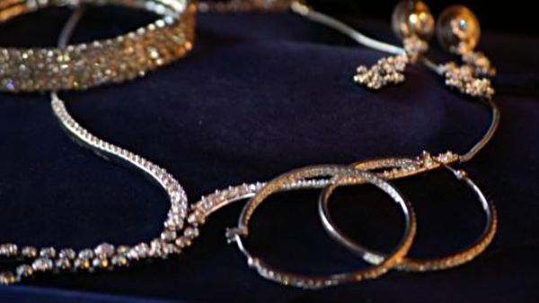 Drop in Gold Rate Today Continue; Falling Rs 10,300 in 3 Days, Silver Price Today Stable on 22 April in Delhi