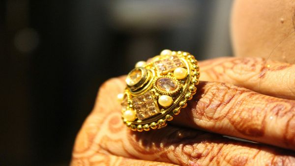 Gold Rate Today in India Falls After Two-Day Pause; Future Rises on 4 August Amid US-Iran Tensions