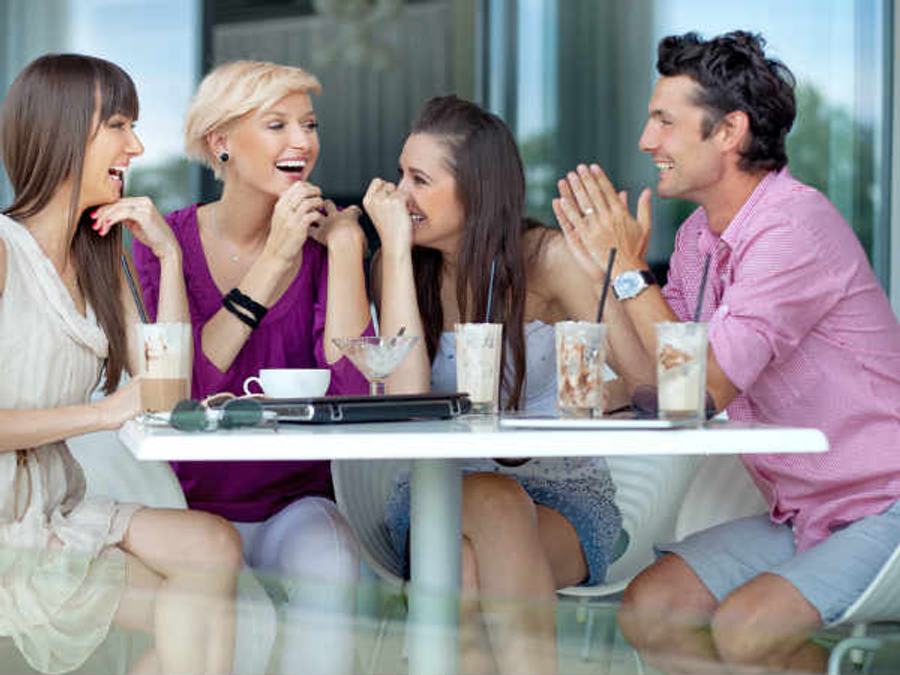 people at a cafe