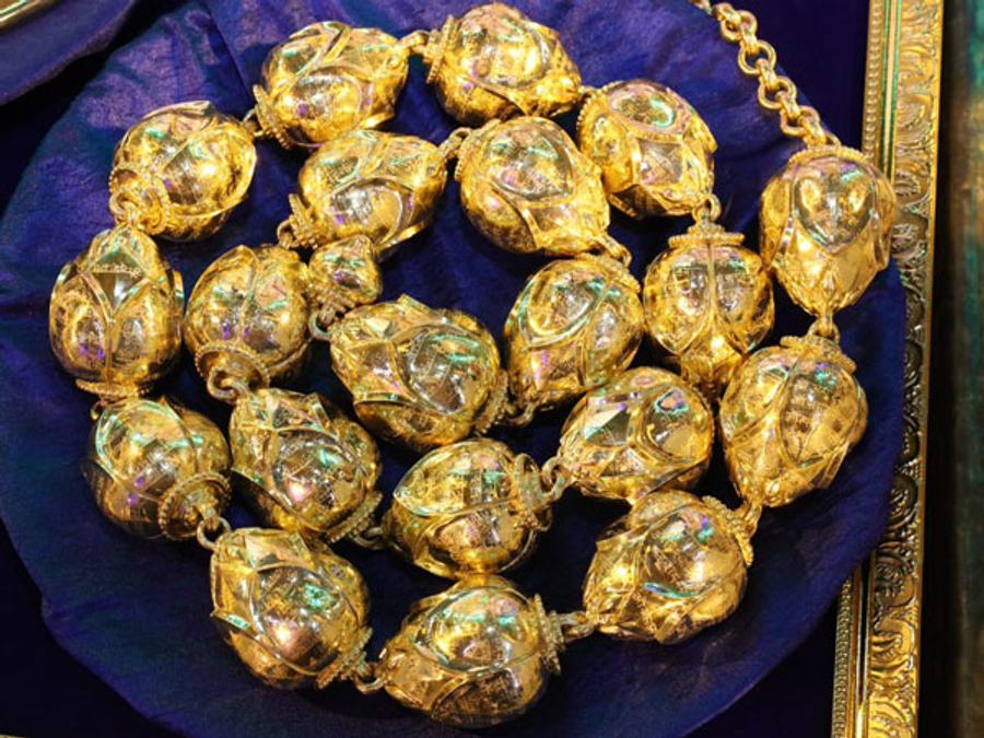 Gold Plunges To Nearly Rs 29,000 On Global Cues