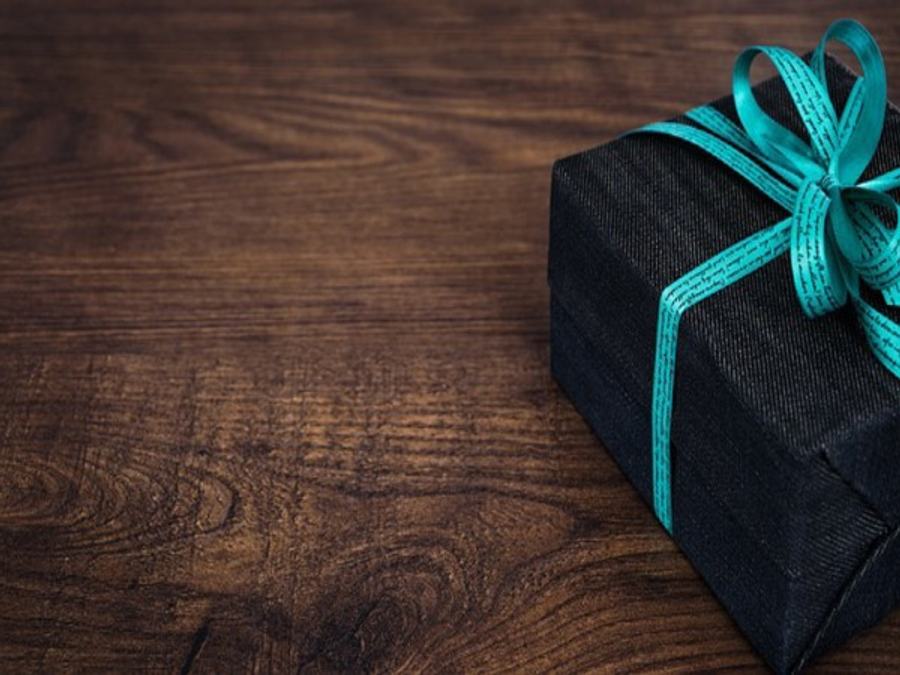How You Can Gift Shares, ETFs, Gold Bonds Online In India?