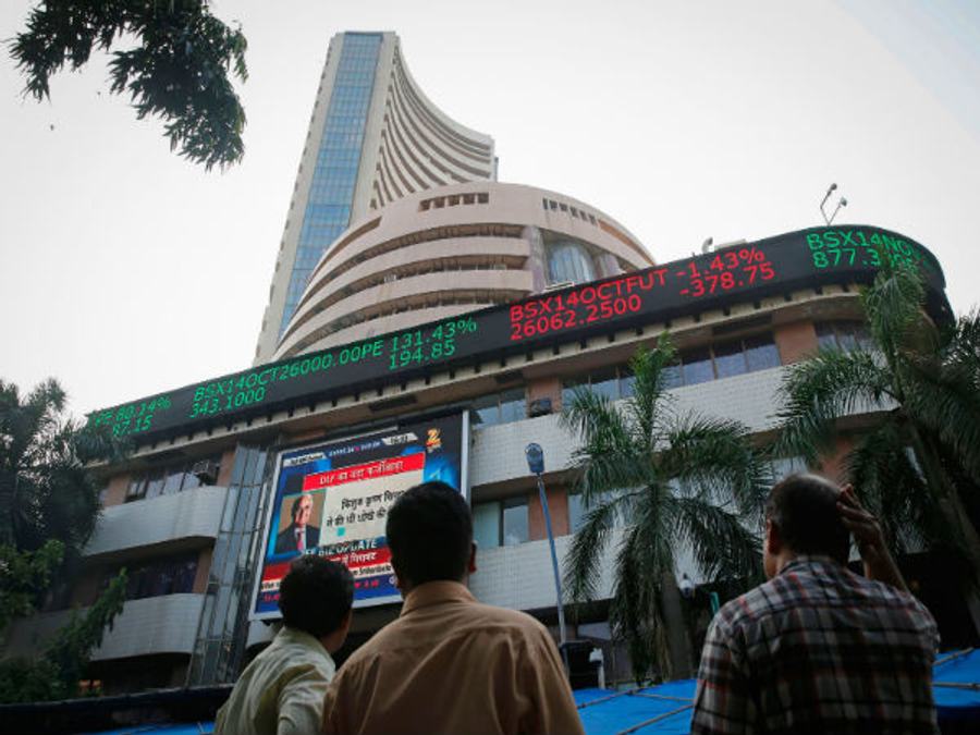 Markets Trade Lower, Banking Stocks Weak
