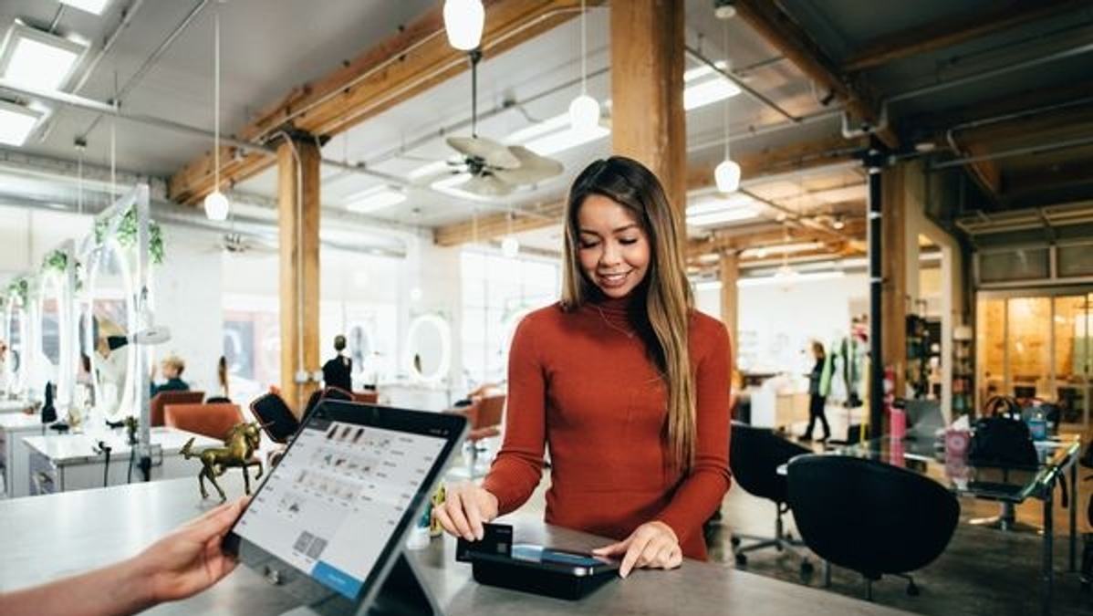 A person deciding to avoid cash advances on a credit card