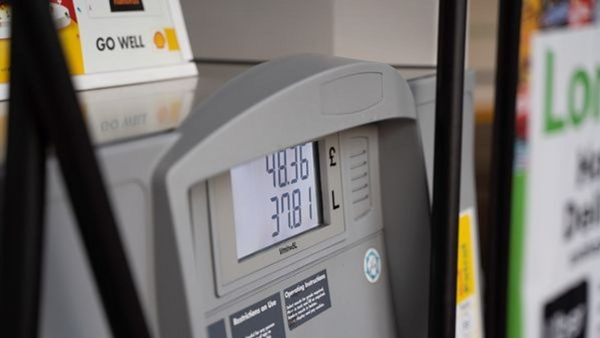 An image illustrating how central banks use interest rates to combat inflation