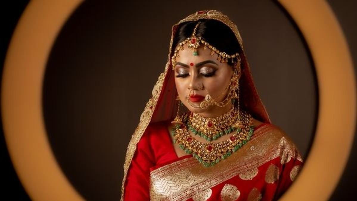 An Indian bride and groom planning their wedding budget