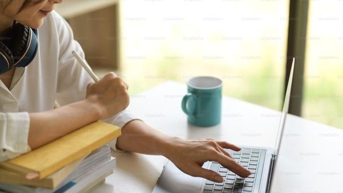 Image illustrating a casual conversation between Gen Z employees at workplace
