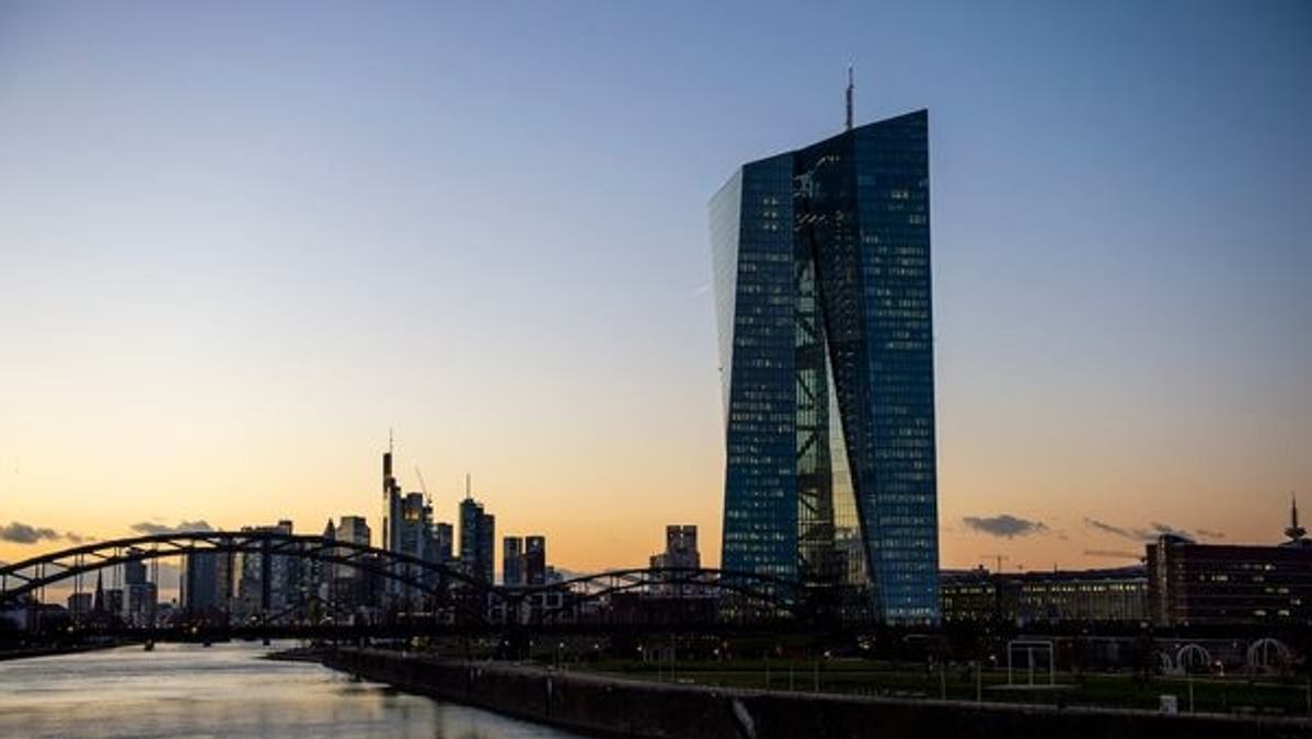 An economist explaining the role of inflation in the global economy