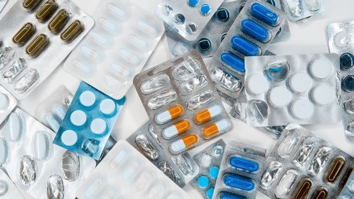 Image of pharmaceutical raw materials representing the dependency of Indian pharma sector on imported materials