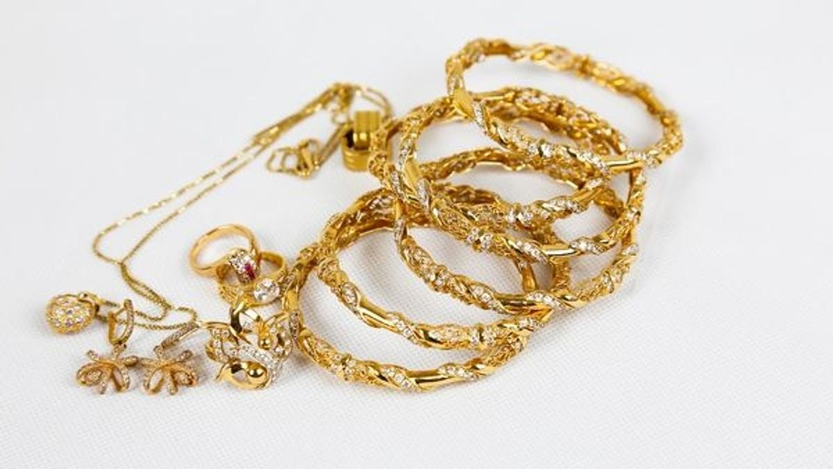 Picture of a person purchasing digital gold online