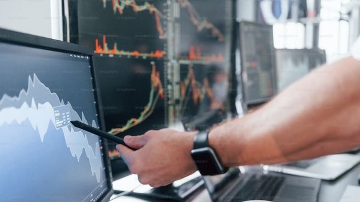 Business financial reports and analysts
