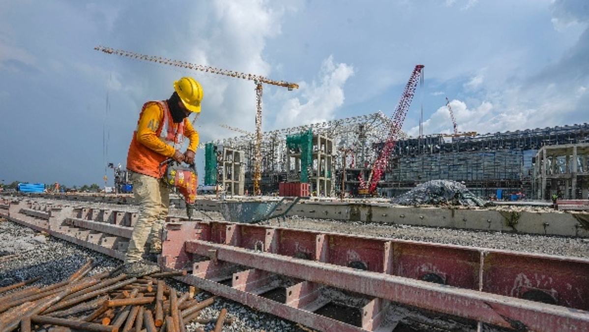 Noida Airport Delayed  UP Govt Imposes Rs  10 Lac Per Day Fines to Speed Up Work
