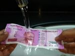 क्या धुलने पर निकल जाता है 2000 रुपए के नोट का रंग?