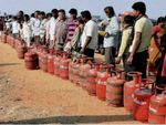 नवंबर में फिर बढ़े LPG सिलेंडर के दाम, जानें कितना पड़ेगा आपकी जेब पर असर