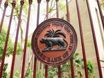 आरबीआई घटा सकती है ब्‍याज दरें