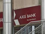 Axis Bank को 112.1 करोड़ रुपए का घाटा, जबकि कोटक महिंद्रा बैंक का हुआ मुनाफा