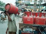 महंगे LPG सिलेंडर से हैं परेशान, तो चेक करें आपको सब्सिडी मिल रही है या नहीं
