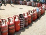 खुशखबरी : Gas Cylinder आज से हुआ सस्ता, जानिए अपने शहर के दाम