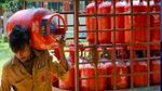 LPG Cylinder Subsidy: 31 मार्च के बाद भी 300 रुपए की छूट पर मिलते रहेंगे गैस सिलेंडर, जानें किस मिलेगा लाभ