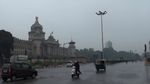 Bangalore Rain Forecast: बेंगलुरु में हुई राहत की बारिश! सुहाना हुआ मौसम, जानिए विकेंड पर कितना रहेगा तापमान