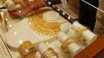 Gold prices today: వరుసగా తగ్గుతున్న బంగారం ధరలు, వెండిదీ అదే దారి