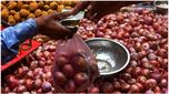 Onion Price: కన్నీరు పెట్టిస్తున్న ఉల్లి.. భారీగా పెరిగిన ధర..