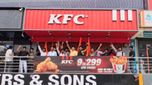కన్వర్ యాత్ర వేళ నాన్ వెజ్ అమ్ముతారా..KFCపై హిందూ దళం దాడి..రంగంలోకి పోలీసులు