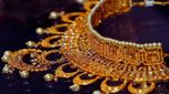 ఇప్పుడు కొనడం ఆపేయండి.. సెప్టెంబర్ నెలలో భారీగా తగ్గనున్న బంగారం ధరలు..కీలక ఒప్పదంపై ఆశలు