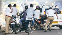 అధిక ఛార్జీలు వసూలు చేసే ఆటోడ్రైవర్లపై చర్యలు తీసుకోరా.. ప్రభుత్వానికి ప్రయాణికులు సూటి ప్రశ్న..