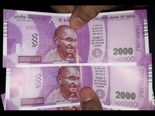 ரோட்டில் கிடந்த 2000 ரூபாய் நோட்டை எரித்த சூரத் நகராட்சி அதிகாரிகள்!