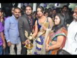  సెలూన్ ప్రారంభించిన నటి సంజన(పిక్చర్స్)