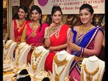 ఆభరణాలు ధరించి మెరిసిన సినీతారలు(పిక్చర్స్)