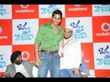 వొడాఫోన్ కస్టమర్లతో హీరో నాగచైతన్య (ఫోటోలు)