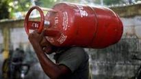 LPG Cylinder Price: గ్యాస్ వినియోగదారులకు శుభవార్త.. నెల ప్రారంభంలో తగ్గిన గ్యాస్ ధరలు.. మారిన రేట్లు..