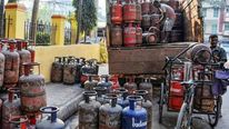  LPG Cylinder Prices: పండక్కి గ్యాస్ సిలిండర్ ధర తగ్గింపు.. ఆ వినియోగదారులకు భారీ ఊరట..!
