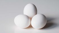 Eggs: కొండెక్కిన కోడిగుడ్డు ధర..  డజన్‍కు రూ.80