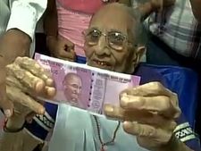 PM मोदी की मां हीराबेन ने लाइन में लगकर बदलवाए नोट 