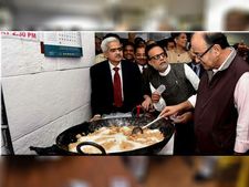 बजट2017: बजट पेश करने से पहले सबको 'हलवा' खिलाते हैं वित्तमंत्री?