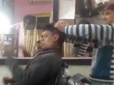 आनंद महिंद्रा ने पोस्ट किया ऐसे वीडियो जिसे देखकर आप अपनी हंसी नहीं रोक पाएंगे
