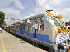 13.54 करोड़ रुपए की लागत से तैयार हुई सोलर ट्रेन दौड़ी पटरी पर 