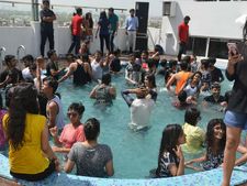 स्मार्ट बिजनेस आइडिया: कैसे शुरु करें पूल पार्टी का बिजनेस?