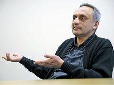 बिजली, स्वास्थ्य, खेती और पानी की तलाश में एक अरबपति 