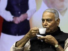 नोटबंदी पूरी तरह से असफल, झूठ बोल रहे हैं PM मोदी: सिन्हा