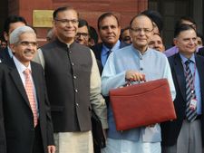 बजट 2018-19: मिडिल क्‍लास के लिए राहत, टैक्‍स में 3 लाख तक मिल सकती है छूट 
