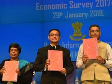 तो इसलिए गुलाबी रंग में पेश किया गया आर्थिक सर्वे 2018 