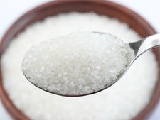 सरकार ने मानी मिलों की मांग, चीनी पर 100% इंपोर्ट ड्यूटी की सिफारिश