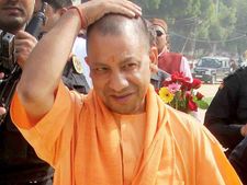 योगी का गढ़ हिला, सेंसेक्स ने लगाया गोता, 235 अंक गिरा 