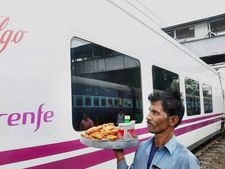 IRCTC कैंटीन, ट्रेन में मिलने वाले खाने पर चुकानी होगी GST  