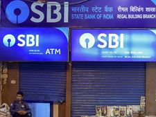ATM फीस वसूली पर जवाब क्यों नहीं दे रहा है SBI?