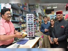 राष्ट्रपति कोविंद ने किताब और कॉफी का खुद चुकाया बिल, देखें वीडियो