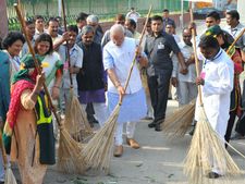 PM मोदी के स्‍वच्‍छता अभियान से जुडें, 2 लाख रुपए तक का इनाम पाएं